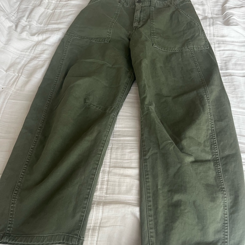 Women’s slightly cropped 100 percent cotton cargo balloon pants